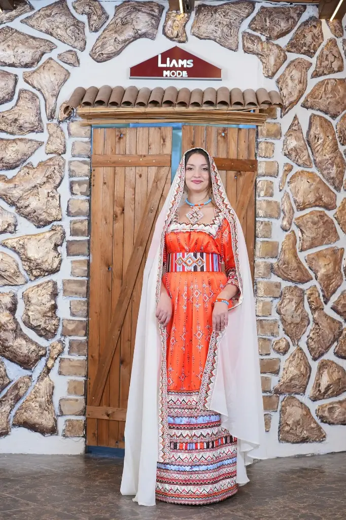Robe Kabyle Orange avec Motif Berbère avec Bernous sans Traine