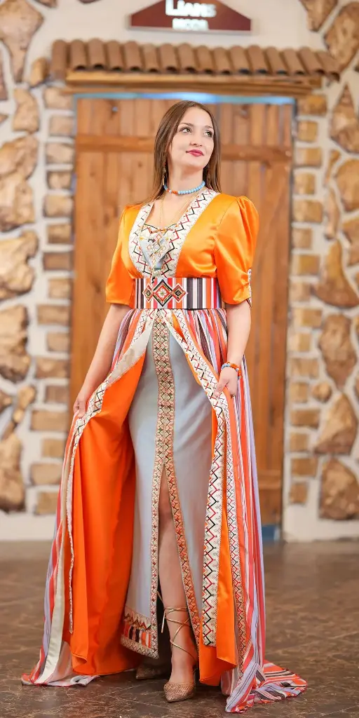 Caftan Orange Portée avec une traine