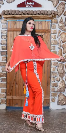 Robe Kabyle Orange Portée avec Cape et Aggous